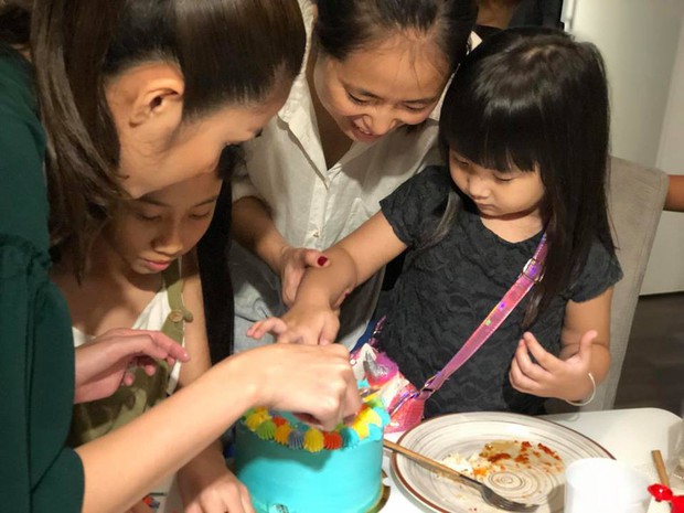 Vợ chồng Hà Tăng sóng đôi xuất hiện, mang món quà đặc biệt đến chúc mừng sinh nhật con gái Phạm Anh Khoa - Ảnh 2.