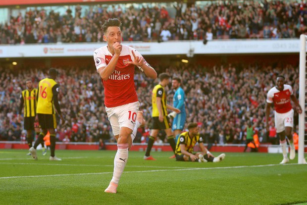 Tự truyện Mesut Oezil (chương 3): Hệ lụy ban đầu của sự nổi tiếng - Những siêu cò phét lác và hám tiền - Ảnh 1.