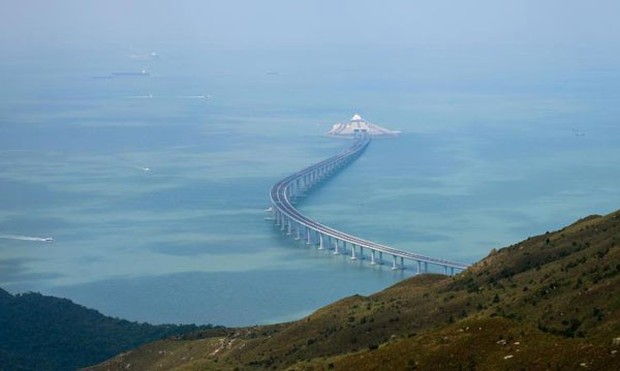 Trung Quốc thông xe cây cầu vượt biển dài nhất thế giới trị giá 20 tỷ USD - Ảnh 1.