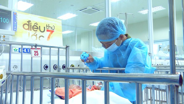 Cuộc gặp gỡ xúc động của 2 đứa trẻ sau vụ cháy lớn ở Đê La Thành: Anh đây, em đừng khóc - Ảnh 2.