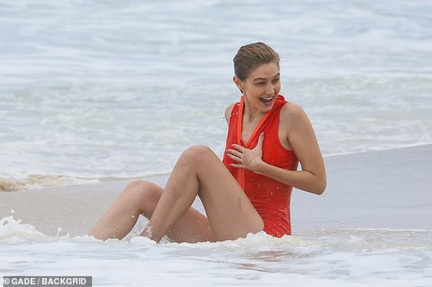 Gigi Hadid hớ hênh nhũ hoa lấp ló khi diện đồ ướt sũng tạo dáng trên bãi biển - Ảnh 2.
