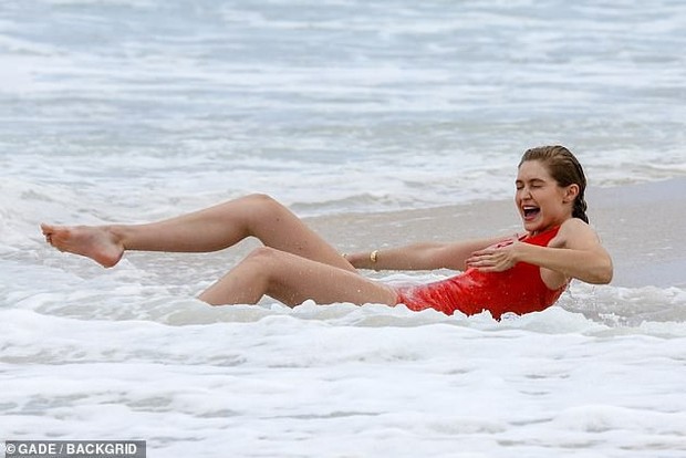 Gigi Hadid hớ hênh nhũ hoa lấp ló khi diện đồ ướt sũng tạo dáng trên bãi biển - Ảnh 4.