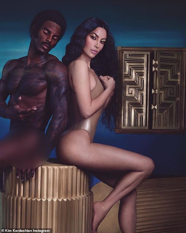 Kim Kardashian bị bóc mẽ hành động ngược đời: Bơm vòng 3 thật to nhưng lúc chụp ảnh lại photoshop nhỏ lại - Ảnh 1.