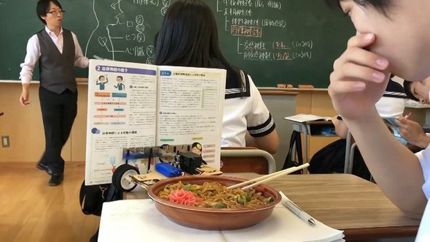 Xem học sinh Nhật trổ tài ăn vụng trong lớp nhờ toàn thiết bị công nghệ cao - Ảnh 4.