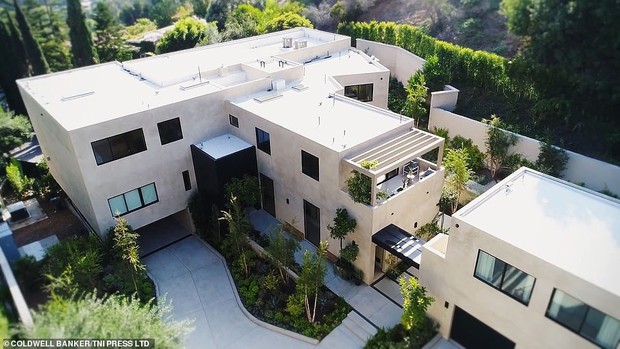 Kylie Jenner bought another villa as big as a palace for 315 billion, but this is only a small part of her fortune! - Photo 11.