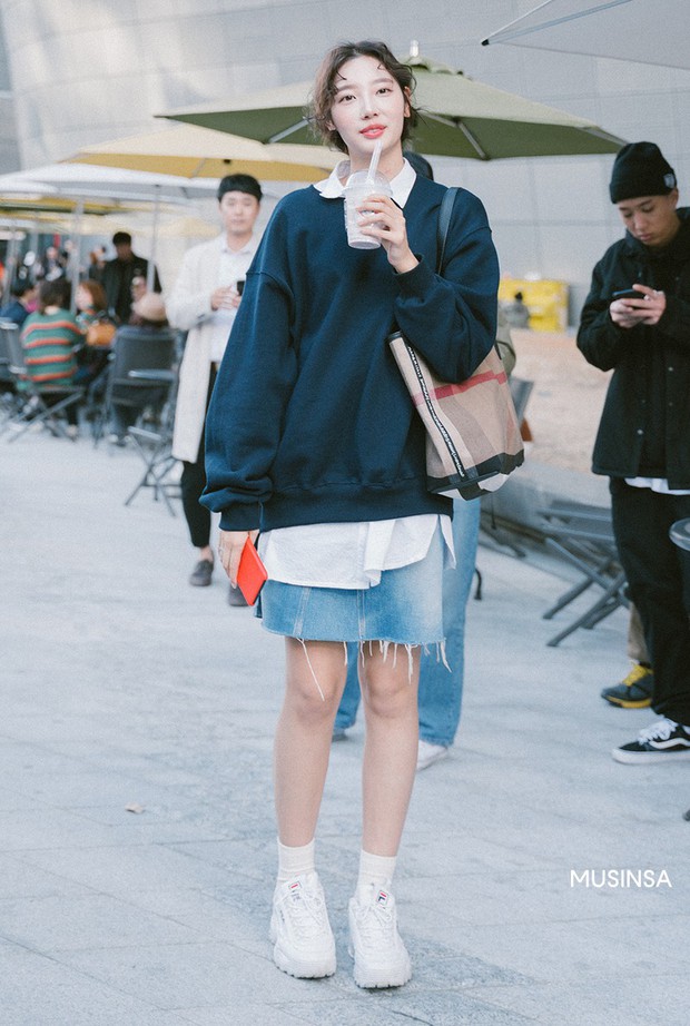 Nếu thích mặc đồ đơn giản nhưng phải thật cool, bạn nhất định nên ngắm street style của giới trẻ Hàn tuần qua - Ảnh 10.
