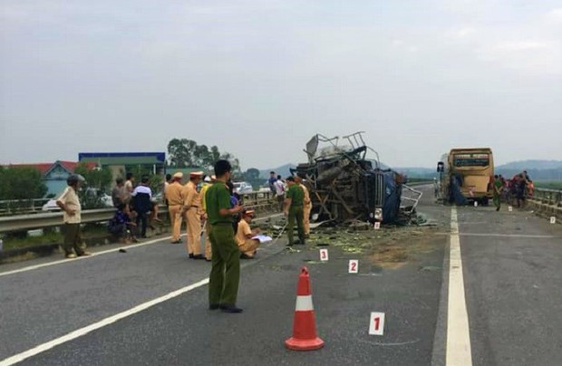 Tông vào đuôi xe khách, xe tải lật nghiêng chắn ngang cao tốc Nội Bài - Lào Cai - Ảnh 1.