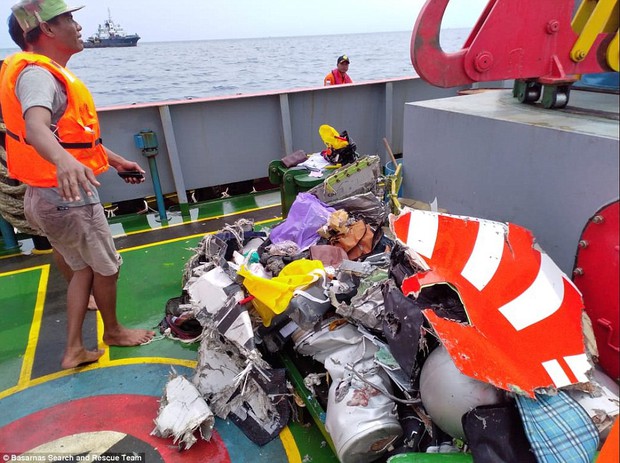 Hình ảnh những mảnh vỡ máy bay và đồ đạc của nạn nhân trong vụ tai nạn hàng không tại Indonesia - Ảnh 12.