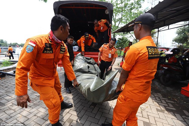 Hình ảnh những mảnh vỡ máy bay và đồ đạc của nạn nhân trong vụ tai nạn hàng không tại Indonesia - Ảnh 14.