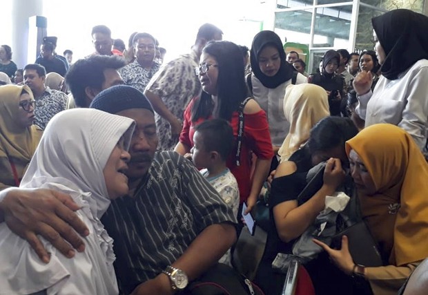 Người thân khóc ròng, tập trung chờ đợi tin tức của các nạn nhân trên chiếc Boeing 737 ở sân bay Jakarta - Ảnh 4.