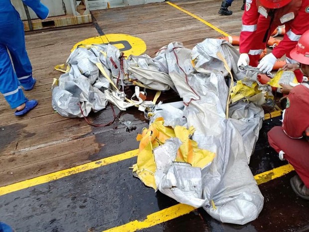 Hình ảnh những mảnh vỡ máy bay và đồ đạc của nạn nhân trong vụ tai nạn hàng không tại Indonesia - Ảnh 9.