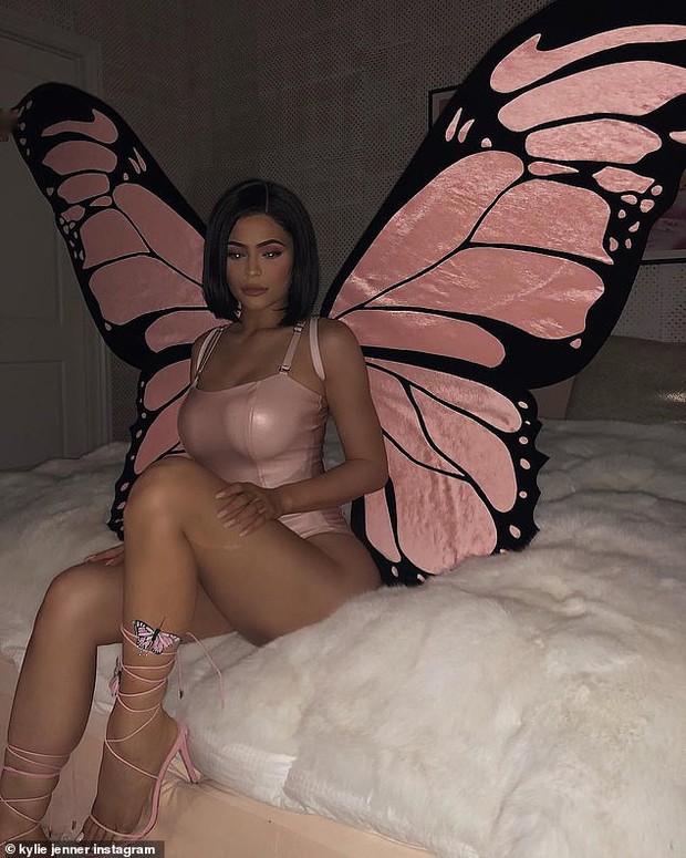 Kylie Jenner hóa trang Halloween thành bươm bướm sexy, tặng mẹ món quà cực chất trị giá 5,8 tỷ - Ảnh 2.