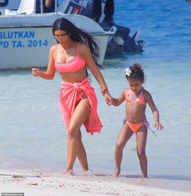 Đường cong đã khủng, Kim Kardashian còn mặc áo nhỏ xíu bức tử vòng 1 đi tắm biển với con nhỏ - Ảnh 12.
