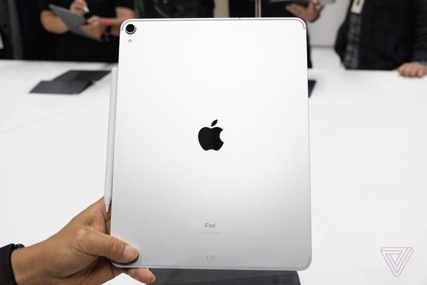 Ngắm ảnh cận cảnh iPad Pro mới: Chiếc tablet thiết kế toàn màn hình đầu tiên của Apple - Ảnh 3.