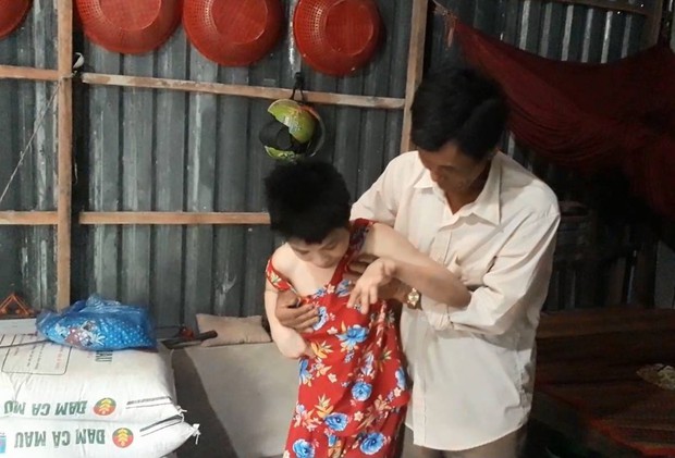 Bạc Liêu: Người cha khóc nghẹn kể chuyện con gái mắc bệnh bại não nghi bị hàng xóm hiếp dâm nhiều lần, 2 lần phải phá thai - Ảnh 1.