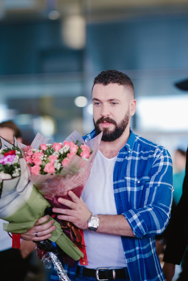 Trở lại Việt Nam sau 4 năm, chủ nhân hit No Promises Shayne Ward xuất hiện phong độ tại sân bay Nội Bài - Ảnh 3.
