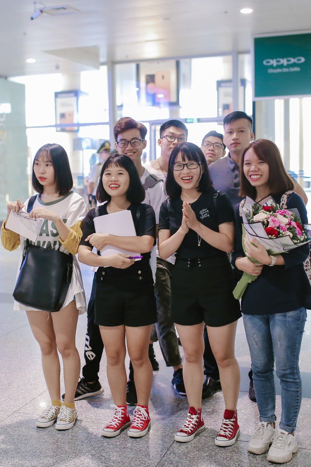 Trở lại Việt Nam sau 4 năm, chủ nhân hit No Promises Shayne Ward xuất hiện phong độ tại sân bay Nội Bài - Ảnh 5.