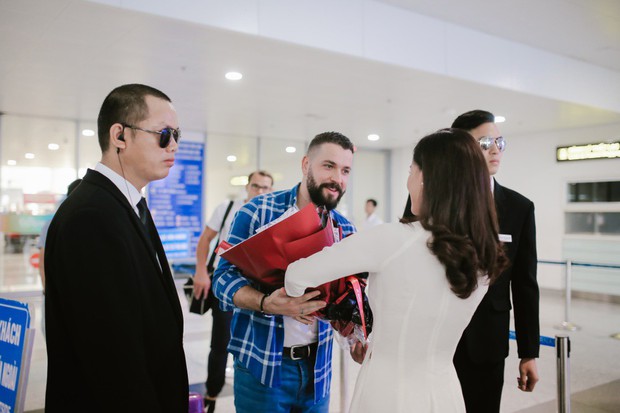 Trở lại Việt Nam sau 4 năm, chủ nhân hit No Promises Shayne Ward xuất hiện phong độ tại sân bay Nội Bài - Ảnh 6.