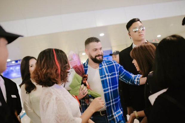 Trở lại Việt Nam sau 4 năm, chủ nhân hit No Promises Shayne Ward xuất hiện phong độ tại sân bay Nội Bài - Ảnh 7.