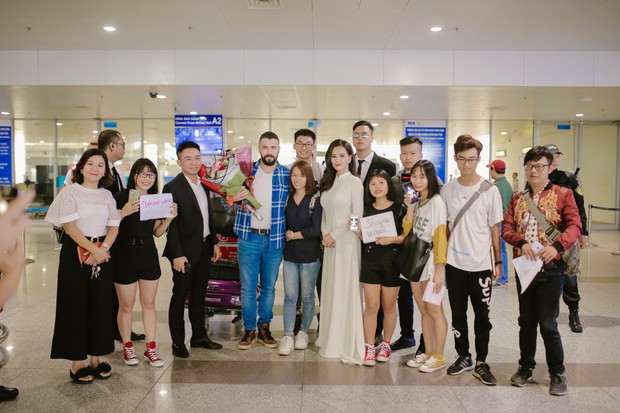 Trở lại Việt Nam sau 4 năm, chủ nhân hit No Promises Shayne Ward xuất hiện phong độ tại sân bay Nội Bài - Ảnh 8.