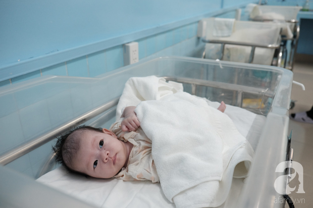 TP.HCM: Cảm động cảnh điều dưỡng tự bỏ tiền túi mua tã sữa cho ba đứa trẻ sơ sinh bị mẹ đẻ xong rồi bỏ rơi trong viện - Ảnh 1.