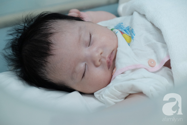 TP.HCM: Cảm động cảnh điều dưỡng tự bỏ tiền túi mua tã sữa cho ba đứa trẻ sơ sinh bị mẹ đẻ xong rồi bỏ rơi trong viện - Ảnh 6.