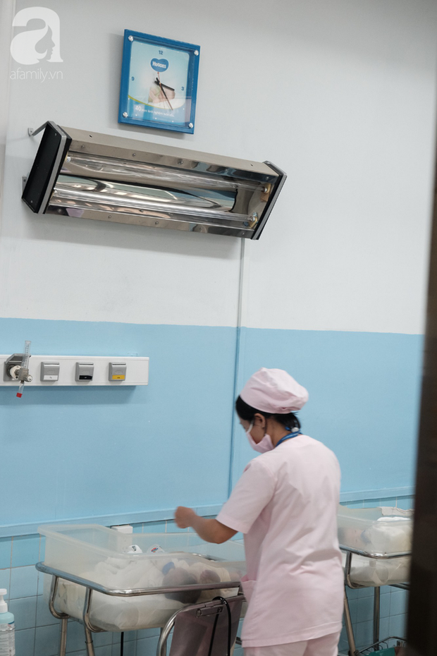 TP.HCM: Cảm động cảnh điều dưỡng tự bỏ tiền túi mua tã sữa cho ba đứa trẻ sơ sinh bị mẹ đẻ xong rồi bỏ rơi trong viện - Ảnh 9.