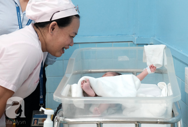 TP.HCM: Cảm động cảnh điều dưỡng tự bỏ tiền túi mua tã sữa cho ba đứa trẻ sơ sinh bị mẹ đẻ xong rồi bỏ rơi trong viện - Ảnh 10.