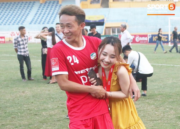 Tiền vệ U23 Việt Nam tình tứ hôn bạn gái ngày Viettel chính thức nhận Cúp vô địch hạng Nhất 2018 - Ảnh 5.