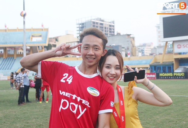 Tiền vệ U23 Việt Nam tình tứ hôn bạn gái ngày Viettel chính thức nhận Cúp vô địch hạng Nhất 2018 - Ảnh 6.