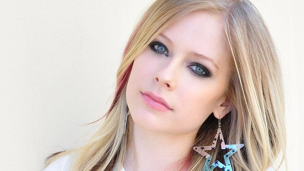 This disease has forced singer Avril Lavigne to live in hiding for the past 5 years and sometimes felt like she was close to death - Photo 1.