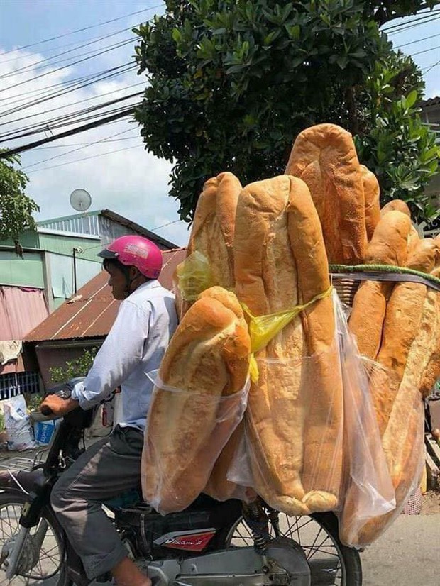 Ai mà ngờ được: ở miền Tây lại có một đặc sản bán dọc đường là chiếc bánh mì dài 1m thế này - Ảnh 1.