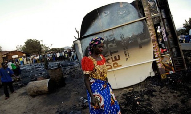 Congo: Đâm xe bồn chở dầu, ít nhất 50 người tử vong, 100 người bỏng cấp độ 2 - Ảnh 1.