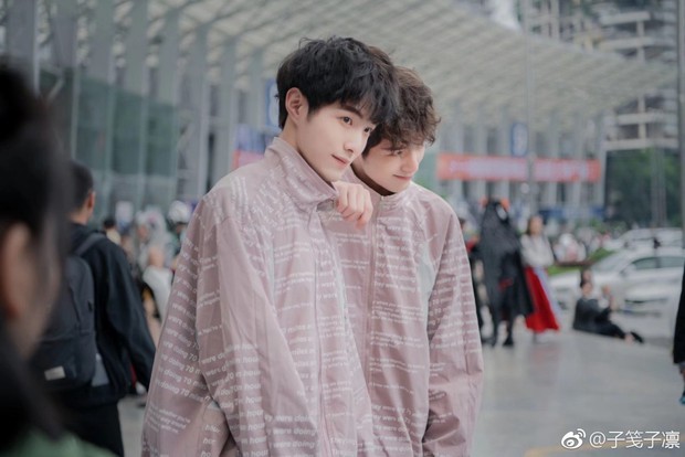 Cặp sinh đôi lắm trò gây bão MXH: Cao 1m83, điển trai như Idol và giống nhau đến nỗi bạn gái còn nhận nhầm - Ảnh 1.