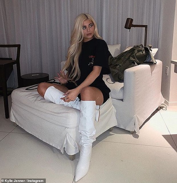 Kylie Jenner appears as beautiful as a Barbie doll, wearing a diamond ring, sparking rumors of getting married - Photo 9.