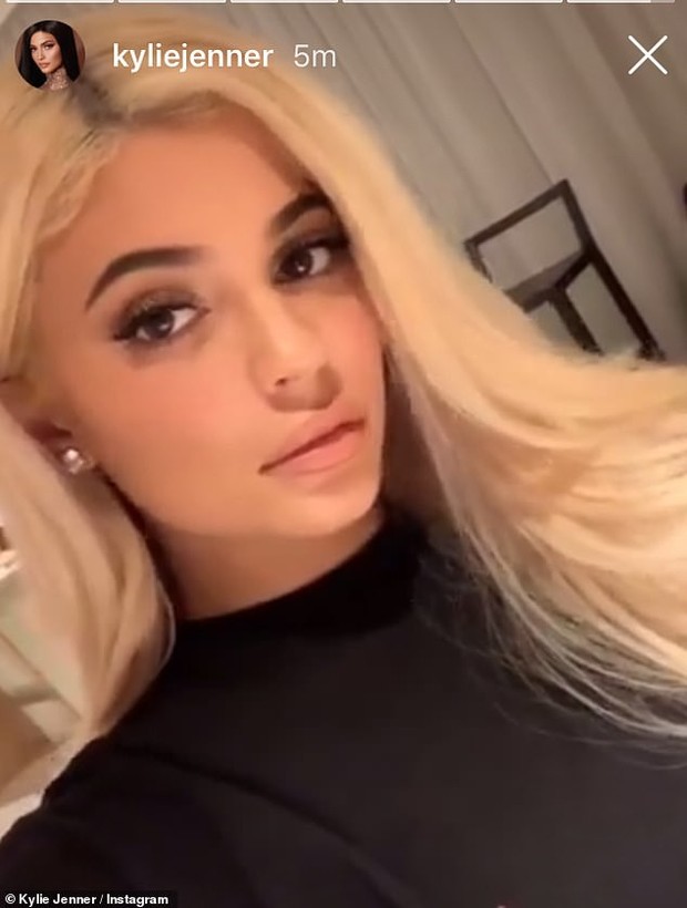 Kylie Jenner appears as beautiful as a Barbie doll, wearing a diamond ring, sparking rumors of getting married - Photo 8.