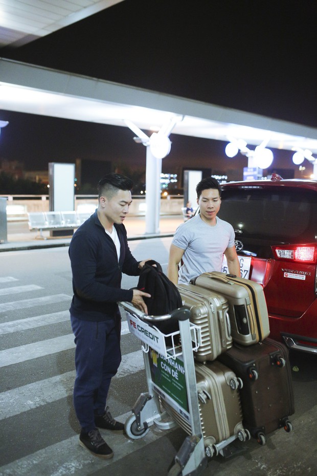 Anh em Quốc Cơ - Quốc Nghiệp tập luyện ngay tại sân bay, đã có mặt tại Ý để xác lập kỉ lục Guiness  - Ảnh 2.