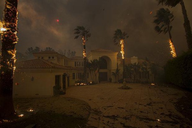Cháy rừng tại California: Khu nhà giàu thất thủ, hàng loạt dinh thự triệu đô của đại gia và celeb bị thiêu trụi - Ảnh 4.