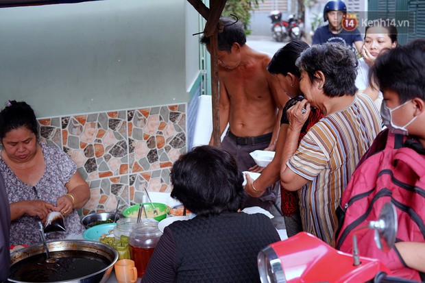 Tiệm ăn hàng 30 năm của dì Gái chịu chơi nhất Sài Gòn, mỗi ngày bán trong 1 giờ là hết veo - Ảnh 8.