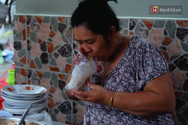 Tiệm ăn hàng 30 năm của dì Gái chịu chơi nhất Sài Gòn, mỗi ngày bán trong 1 giờ là hết veo - Ảnh 9.