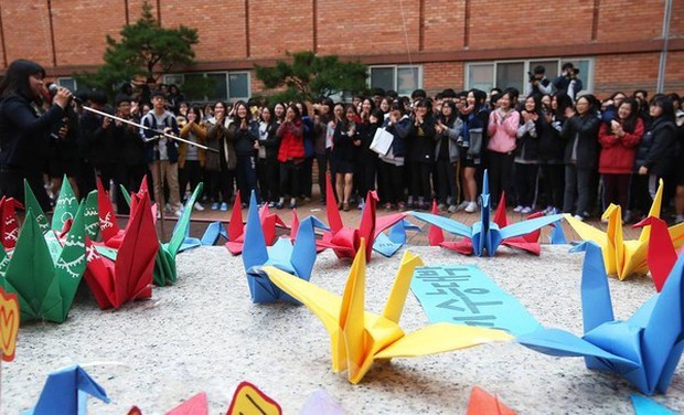 600.000 thí sinh Hàn Quốc thi ĐH: Máy bay ngừng bay, quân đội ngưng tập trận, học sinh lớp 11 quỳ ngoài cổng trường chúc anh chị thi tốt - Ảnh 11.