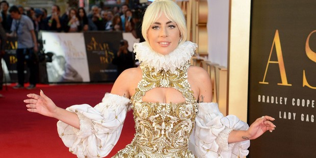 Lady Gaga đi ship pizza cho các gia đình bị cháy nhà ở California - Ảnh 2.