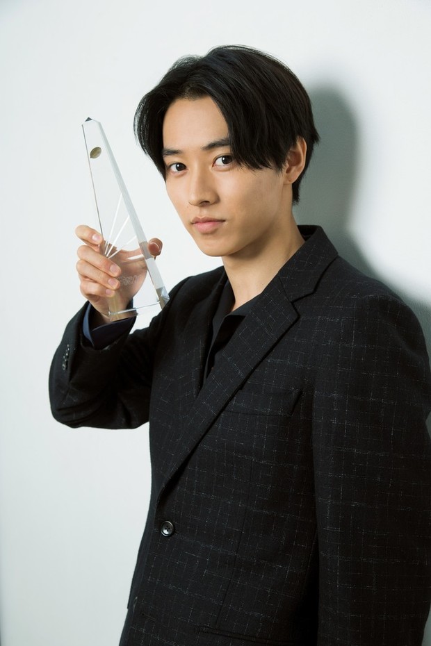 Yamazaki Kento: Từ hoàng tử shoujo mặt đơ đến nam chính xuất sắc giải thưởng truyền hình Nhật Bản - Ảnh 2.