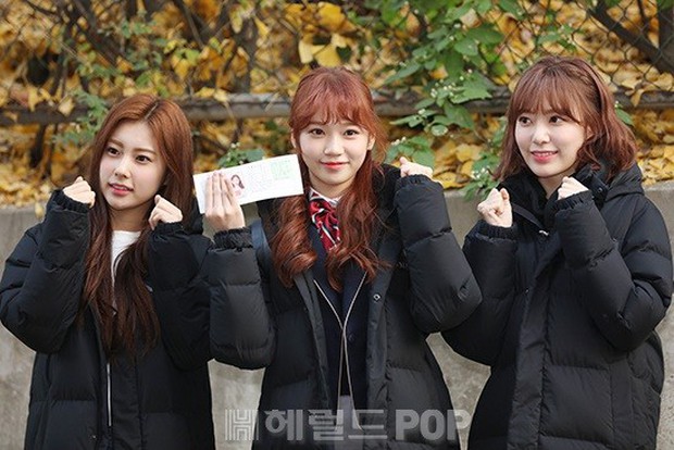 Dàn idol Hàn đình đám đi thi đại học: Mặc đồng phục đẹp như hoa, được báo chí phỏng vấn, chụp hình như dự sự kiện - Ảnh 10.