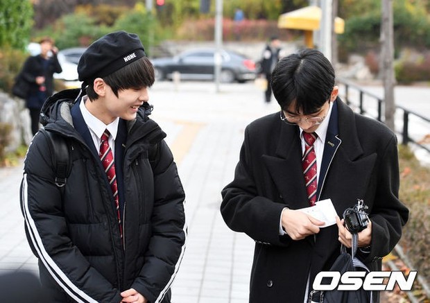 Dàn idol Hàn đình đám đi thi đại học: Mặc đồng phục đẹp như hoa, được báo chí phỏng vấn, chụp hình như dự sự kiện - Ảnh 23.