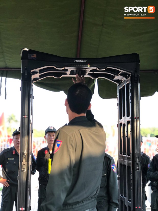An ninh thắt chặt trước trận Việt Nam đại chiến Malaysia ở AFF Cup 2018 - Ảnh 7.