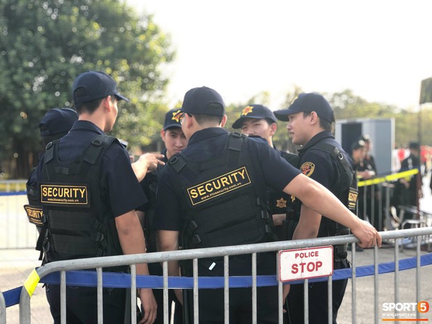 An ninh thắt chặt trước trận Việt Nam đại chiến Malaysia ở AFF Cup 2018 - Ảnh 8.
