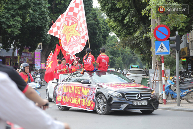 Cổ động viên cả nước vỡ òa cảm xúc với chiến thắng thuyết phục 2-0 của đội tuyển Việt Nam trước Malaysia - Ảnh 2.