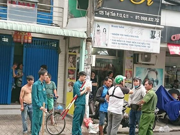Tạm giữ 2 cán bộ công an dùng nhục hình trong vụ nghi can cướp giật tử vong sau khi bị tạm giữ ở Sài Gòn - Ảnh 2.