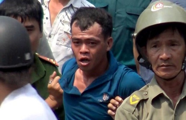 Tạm giữ 2 cán bộ công an dùng nhục hình trong vụ nghi can cướp giật tử vong sau khi bị tạm giữ ở Sài Gòn - Ảnh 1.